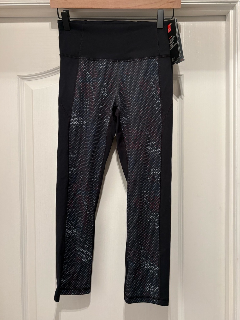 Women’s Under Armour heat gear fitted active leggings size S NWT